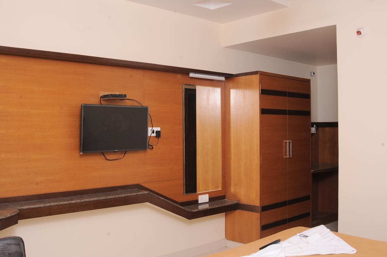 Hlv Grand Inn Bangalore Eksteriør bilde
